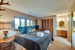 Highlands Haven: Fireplace, Deck & Mountain Views!