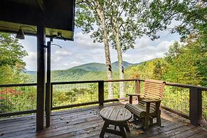 Highlands Haven: Fireplace, Deck & Mountain Views!