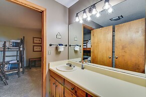 Highlands Haven: Fireplace, Deck & Mountain Views!