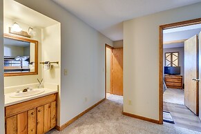 Highlands Haven: Fireplace, Deck & Mountain Views!