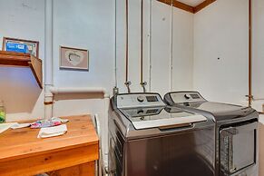 Highlands Haven: Fireplace, Deck & Mountain Views!