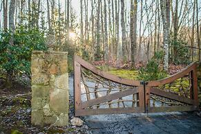 Highlands Haven: Fireplace, Deck & Mountain Views!