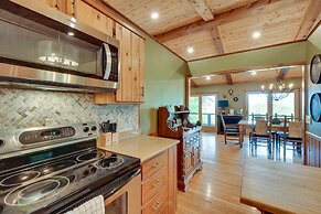 Highlands Haven: Fireplace, Deck & Mountain Views!