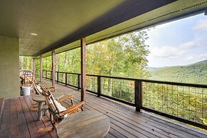 Highlands Haven: Fireplace, Deck & Mountain Views!