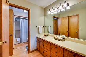 Highlands Haven: Fireplace, Deck & Mountain Views!