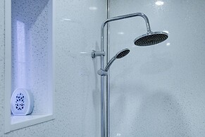 6 - 7 Beds-sleeps 12-elizabeth Line-free Parking