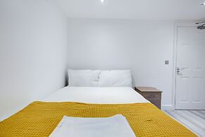 6 - 7 Beds-sleeps 12-elizabeth Line-free Parking