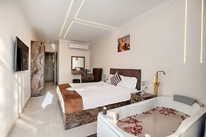 Tree Lounge Pyramids View INN, Sphinx Giza.