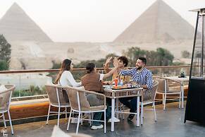 Tree Lounge Pyramids View INN, Sphinx Giza.
