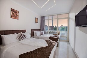 Tree Lounge Pyramids View INN, Sphinx Giza.