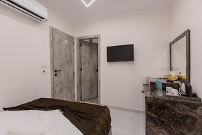 Tree Lounge Pyramids View INN, Sphinx Giza.