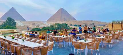 Tree Lounge Pyramids View INN, Sphinx Giza.