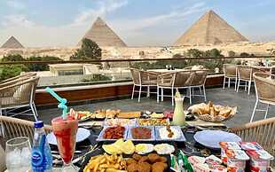 Tree Lounge Pyramids View INN, Sphinx Giza.