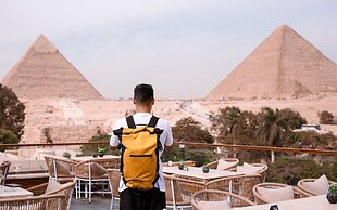 Tree Lounge Pyramids View INN, Sphinx Giza.