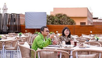 Tree Lounge Pyramids View INN, Sphinx Giza.