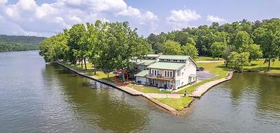 Spacious Lakeside Country Getaway