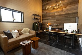 Desolation Hotel Hope Valley