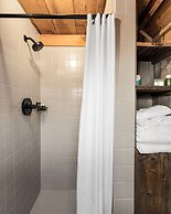 Desolation Hotel Hope Valley