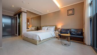 Friemily Pool Villa & Hotel