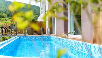 Friemily Pool Villa & Hotel