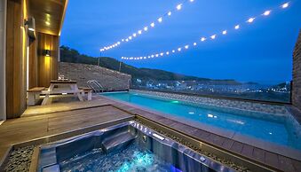 Friemily Pool Villa & Hotel