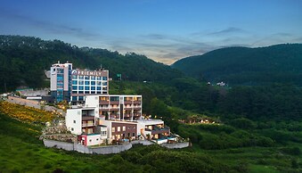 Friemily Pool Villa & Hotel