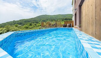 Friemily Pool Villa & Hotel