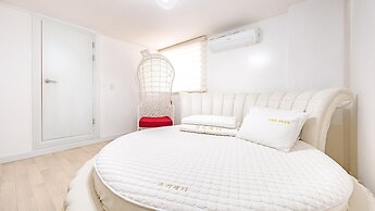 Gyeongju Jullietapoolvilla&kidspension