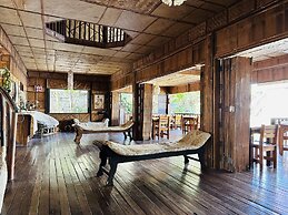 Bamboo House Beach Lodge & Restaurant