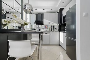 Black & White Studio by Renters