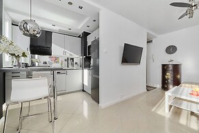 Black & White Studio by Renters