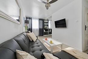 Black & White Studio by Renters