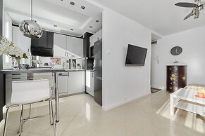 Black & White Studio by Renters