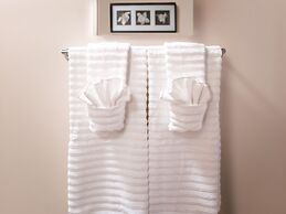 Pet Friendly 2 Bedroom And Apartment Near Rittenhouse Apts by RedAwnin