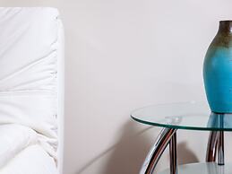 Cozy Fully Furnished 2 Bedroom Apartment Apts by RedAwning