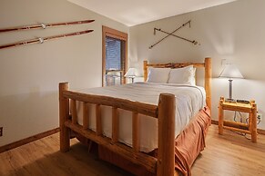 Seventh Mountain 1123 3 Bedroom Condo by RedAwning