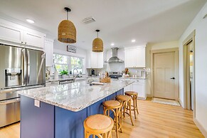 Lakefront Inverness Getaway w/ Kayaks & Bikes!