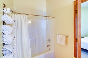 Burnside Resort Cabin w/ Hot Tub & Outdoor Spots!