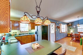 Burnside Resort Cabin w/ Hot Tub & Outdoor Spots!