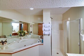 Burnside Resort Cabin w/ Hot Tub & Outdoor Spots!