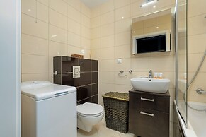 Studio With Balcony Poznań by Renters