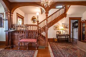 The Oaks Victorian Inn