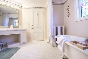 The Oaks Victorian Inn