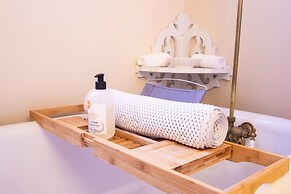 The Oaks Victorian Inn