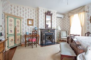 The Oaks Victorian Inn