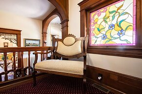 The Oaks Victorian Inn