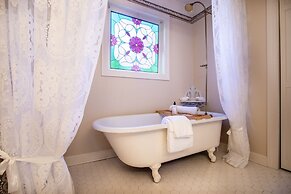 The Oaks Victorian Inn