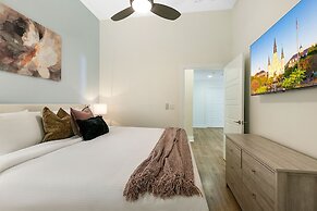 Amazing 4Bed Condo Steps from French Quarter!