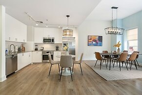 Amazing 4Bed Condo Steps from French Quarter!