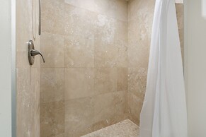 Amazing 4Bed Condo Steps from French Quarter!